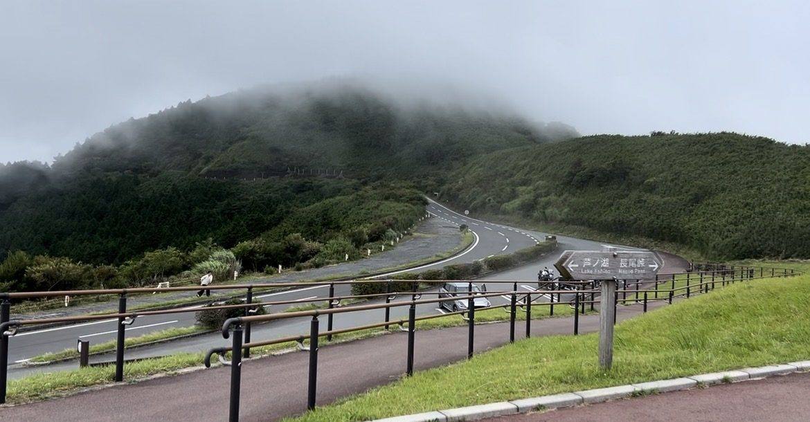 芦ノ湖スカイラインへ向かう道。霧がかかり路面は濡れていた。標識は「芦ノ湖」と「長尾峠」の分岐を示す