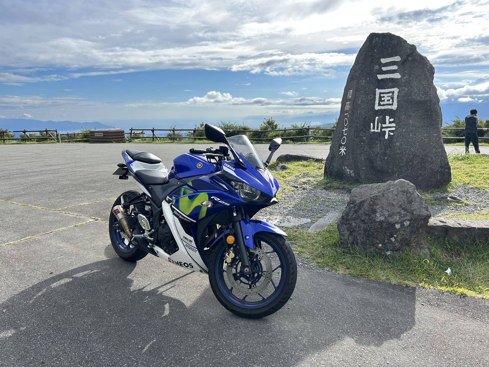 三国峠の駐車スペースにて。午後になり青空が広がっていた