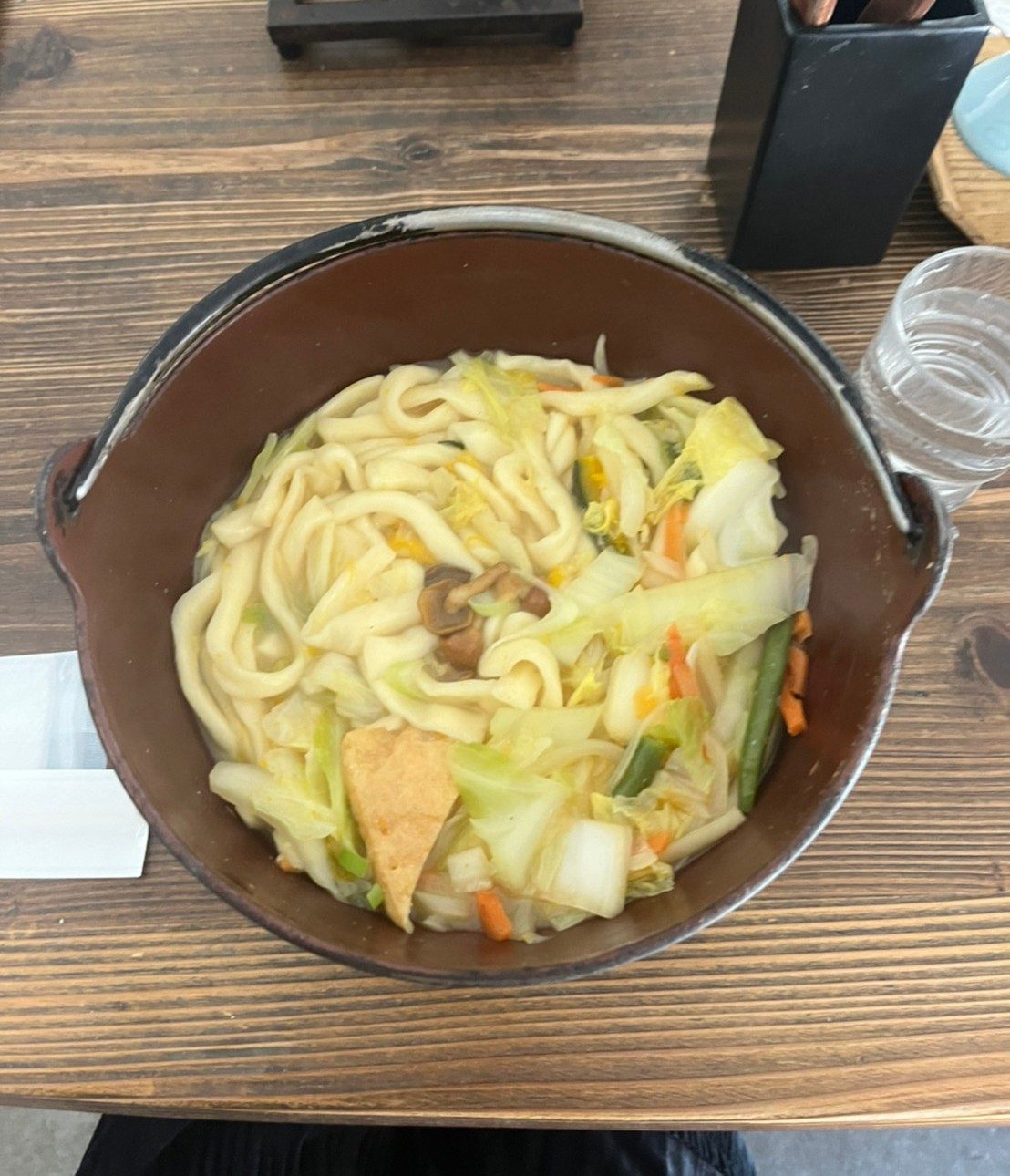 器に盛られたほうとう。キャベツや人参、しいたけなどの野菜がたっぷり入っていた