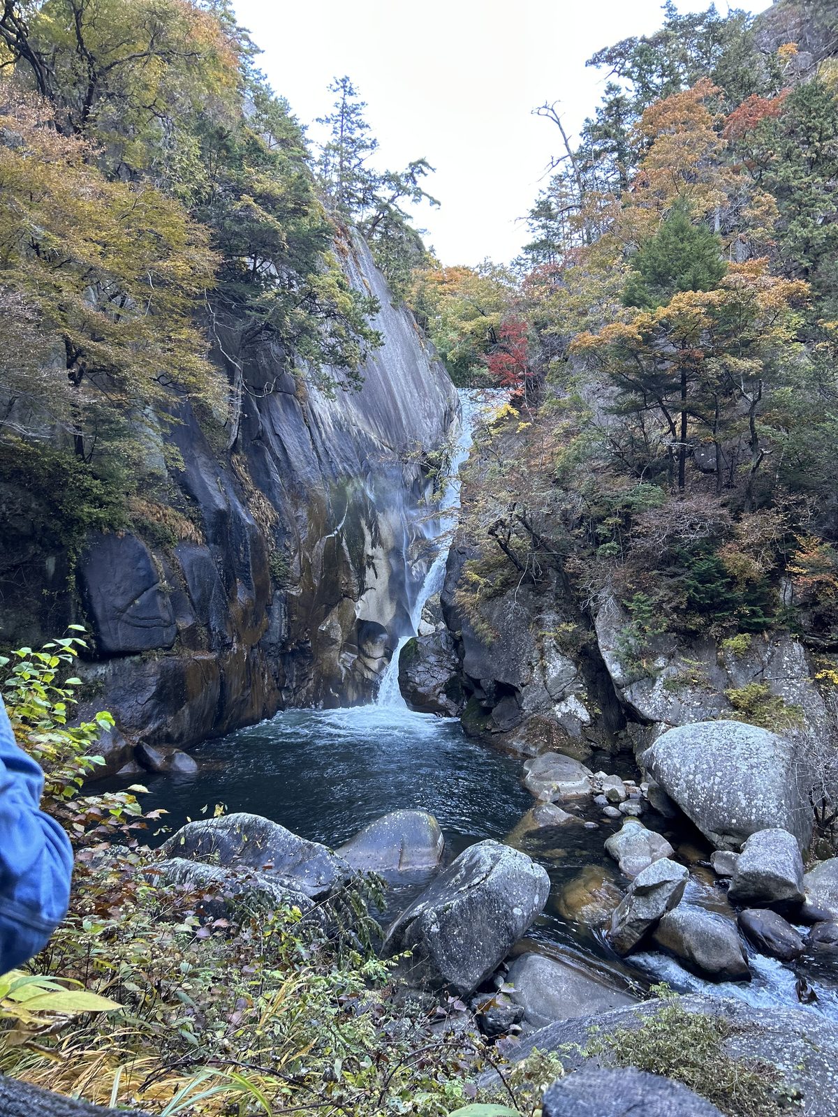 御岳昇仙峡の渓谷。断崖から流れ落ちる滝が深い淵をつくり、周囲の木々は紅葉が色づき始めていた。14時31分
